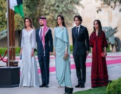  السعودية اليوم - اللون الأزرق يوحّد إطلالات الملكة رانيا والأميرة رجوة في عيد الاستقلال الأردني الـ80