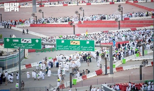  السعودية اليوم - الحجاج يبدؤون رمي جمرة العقبة الكبرى وسط انسيابية وتنظيم متكامل في مشعر منى