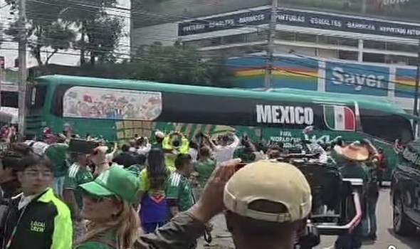 السعودية اليوم - المباراة الافتتاحية لكأس العالم في مكسيكو تبدأ بفوز المكسيك وهزيمة جنوب أفريقيا وتدشَن بطرد ثلاث لاعبين