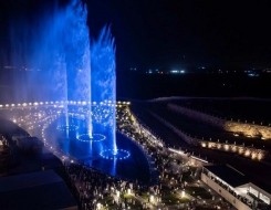  السعودية اليوم - عسير تُعزز جاذبيتها السياحية بتدشين أكبر نافورة في المملكة بمنتجع الوادي