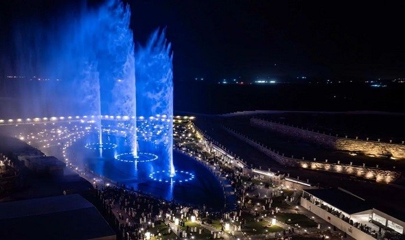 السعودية اليوم - عسير تُعزز جاذبيتها السياحية بتدشين أكبر نافورة في المملكة بمنتجع الوادي