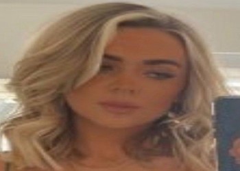  السعودية اليوم - زوجة بيكفورد حارس منتخب إنجلترا مشغولة بالسلفي أثناء مبارة زوجها  أمام الكونغو وقبل أن ينجح منتخبه بالفوز