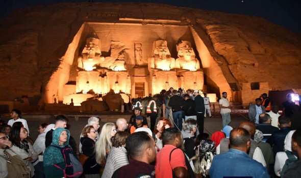  السعودية اليوم - نحو سبعة آلاف سائح وزائر يشهدون ظاهرة تعامد الشمس على وجه الملك رمسيس الثاني في أسوان